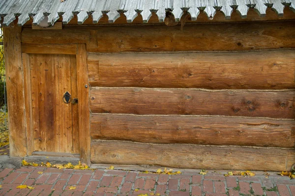 Pared Antiguo Granero Hecho Enormes Troncos Madera Blanda Con Costuras — Foto de Stock