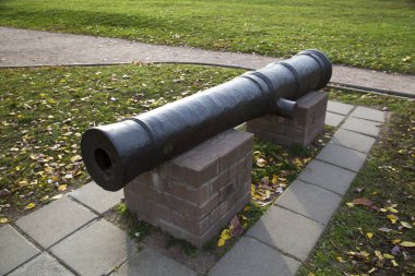 Kolomenskoye müzesinde sonbaharda batan güneşin ışınlarına dökme demir el tabancası. Moskova turizmi, Dünya turizmi.