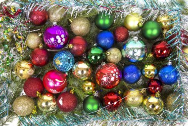 Yeşil ladin dalları ve parlak süslemelerle dolu renkli parlak bir Noel. Oyuncaklar, yeni yıl, dekorasyonlar.