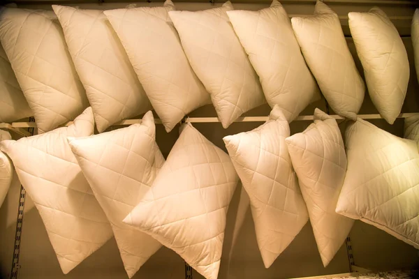 白い色の列のクロスビームに中断の枕 家庭用品 軽工業 デザイン — ストック写真