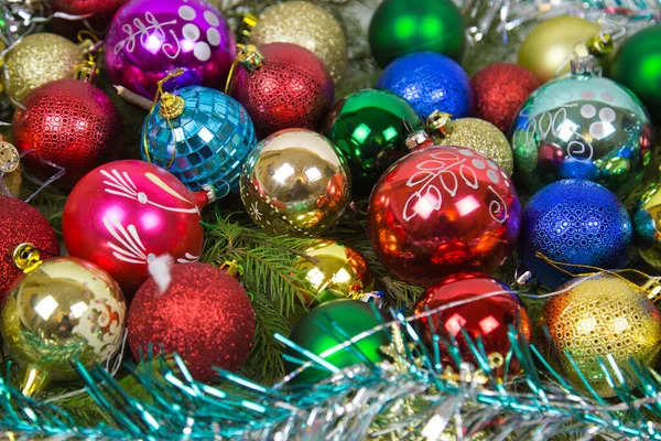 Yeşil ladin dalları ve parlak süslemelerle dolu renkli parlak bir Noel. Oyuncaklar, yeni yıl, dekorasyonlar.