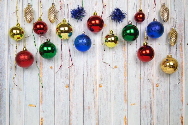 Dekoratif Yağmurlu Farklı Renklerde Noel Topları Açık Leylak Ahşap Çitin — Stok fotoğraf