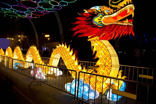 Dragão Amarelo Brilhante Cor Vermelha Contra Céu Escuro Noite Natal — Fotografia de Stock