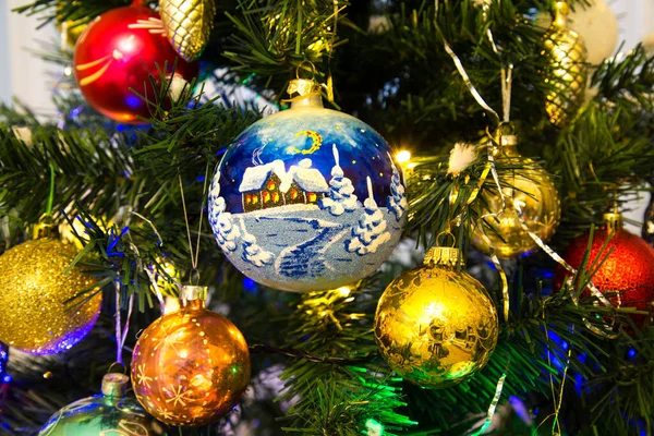 クリスマスのおもちゃ緑のクリスマスツリーにぶら下がっている黄色の赤の青 クリスマス おもちゃ — ストック写真