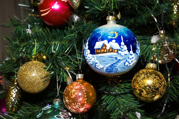 Noel oyuncakları sarı kırmızı mavi yeşil bir Noel ağacında asılı. Tatil, Noel, yeni yıl, oyuncaklar.
