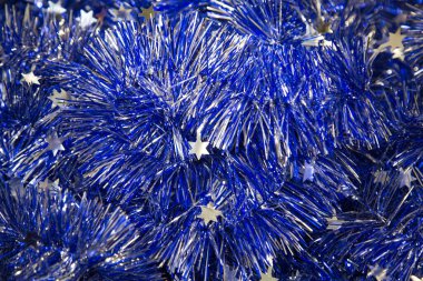 Tinsel çelenkler Noel mavisi, yıldızlı. Seçici odaklanma. Tatil, Noel, yeni yıl, oyuncaklar
