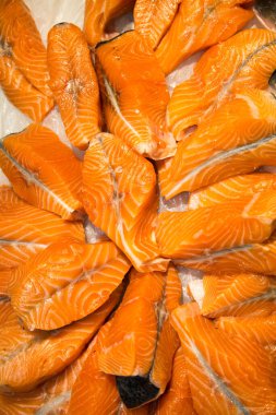 Somon bifteği, beyaz buzdan bir arka planda soğutulmuş. Deniz ürünleri, balık, yararlı ürünler..