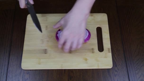 Cortar Las Cebollas Rojas Dulces Mano Una Tabla Cortar Madera — Vídeo de stock