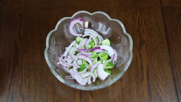 Zubereitung Von Griechischem Salat Von Hand Tomaten Gurken Süße Zwiebeln — Stockvideo