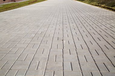 Kaldırım manzarası, kare karolarla kaplı, perspektifli. İnşaat teknolojisi.