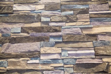 Çeşitli boyutlarda düzensiz dikdörtgen şeklindeki leylak grisinden yapay taşın arka planı. Arkaplan, doku ve tasarım.