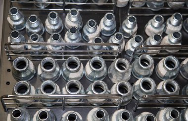 Değişik boyutlardaki galvanize eşleşmelerin görüntüsü. Yapı, arkaplan, dokular, tasarım.