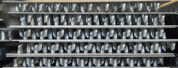 Yatay yığında metal tırnak plakaları var. Üretim, arka planlar, yapılar, tasarım.