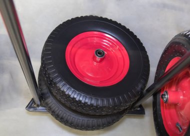 Kırmızı metal diski, envanteri, bahçe ekipmanı ve tarımı olan bir bahçe arabası için şişirilebilir tekerlek..