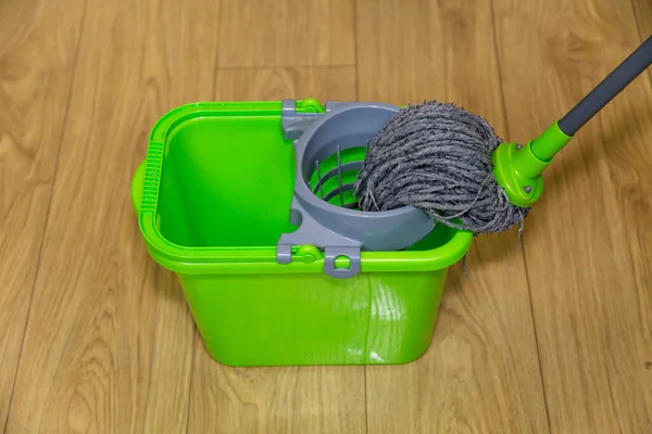 Mop Con Secchio Risciacquare Strizzare Acqua Verde Uno Sfondo Laminato — Foto Stock