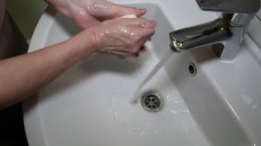 Koronavirüsün önlenmesi ellerini sıcak su ve sabunla yıka parmaklarını sık sık yıka, enfeksiyonlara karşı virüs koru, COVID-19