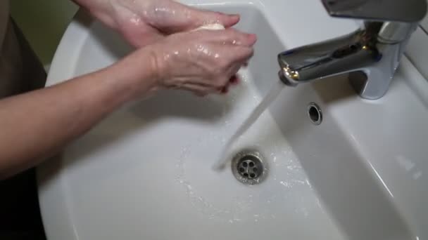 Prevence Pandemie Koronaviru Umyjte Ruce Teplou Vodou Mýdlo Tření Prsty — Stock video