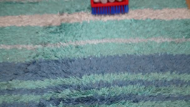 Reiniging Van Het Gekleurde Tapijt Van Puin Handen Handschoenen Met — Stockvideo