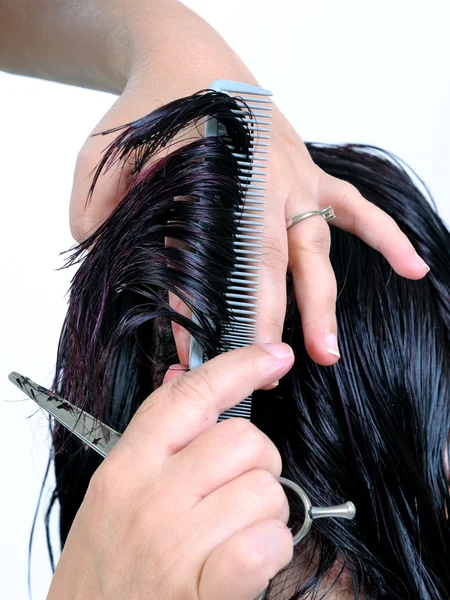 Bir kadının şık bir saç kesimi.