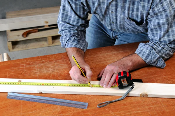 Falegname al lavoro sul legno . — Foto Stock