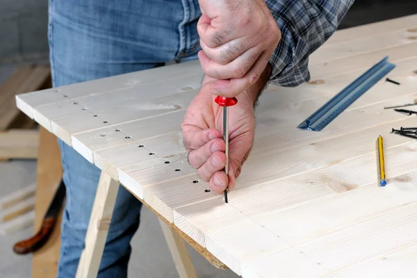 Falegname al lavoro sul legno . — Foto Stock