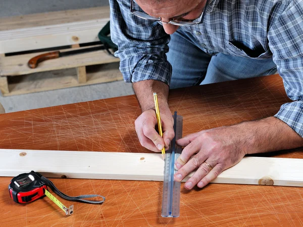 Tømmermann i arbeid på tre . – stockfoto