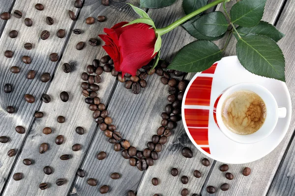 Blick auf eine Kaffeetasse auf einem Holztisch, der mit einem roten Ro geschmückt ist — Stockfoto