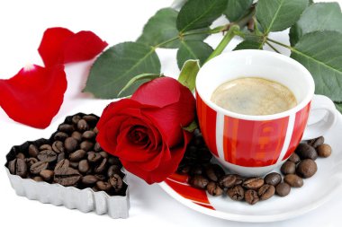 Bir fincan kahve bir kırmızı gül ve kahve çekirdekleri ile görünümünü whit üzerinde