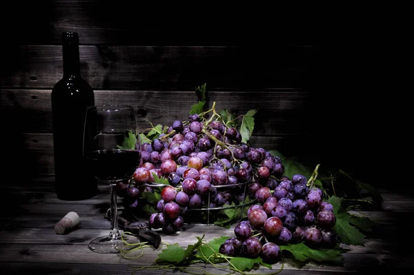 Ramo de uvas rojas sobre una vieja mesa de madera . —  Fotos de Stock