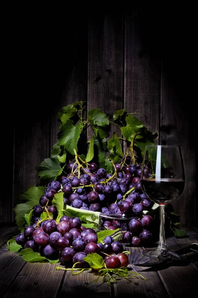 Ramo de uvas rojas sobre una vieja mesa de madera . —  Fotos de Stock