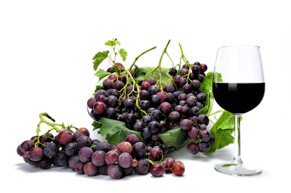 红提葡萄串和白色背景上的酒杯. — 图库照片