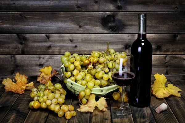 Copa de vino y racimo fresco de uvas blancas en bac de madera antigua —  Fotos de Stock