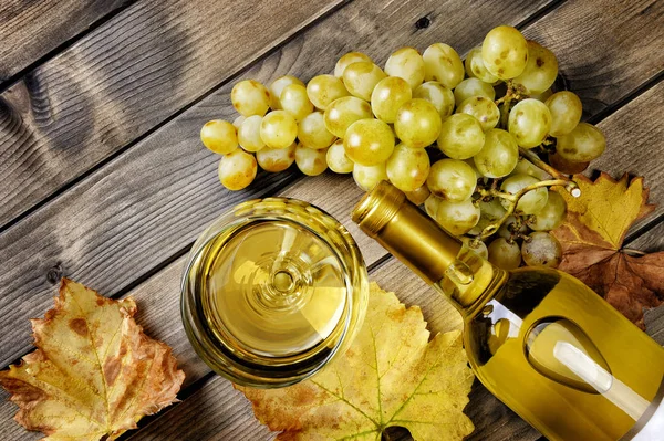 Vista superior de una copa de vino y racimo fresco de uvas blancas en un —  Fotos de Stock