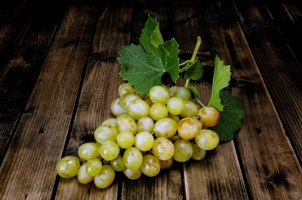 Antika ahşap arka plan üzerinde beyaz üzüm demet