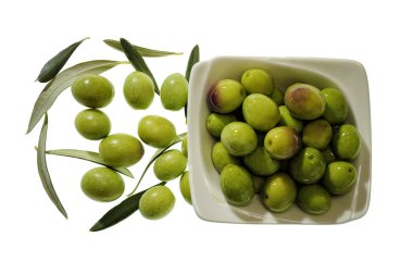 Beyaz zemin üzerine zeytin kase