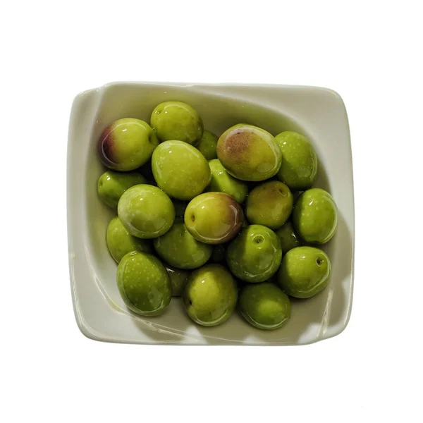 Миска з оливками на білому тлі — стокове фото