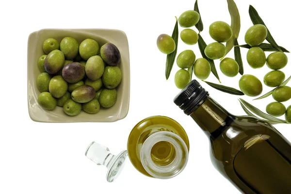 Close-up de uma tigela de azeite de oliva e azeite extra virgem em garrafa — Fotografia de Stock