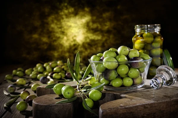 Frisch geerntete frische Oliven auf einem antiken hölzernen — Stockfoto