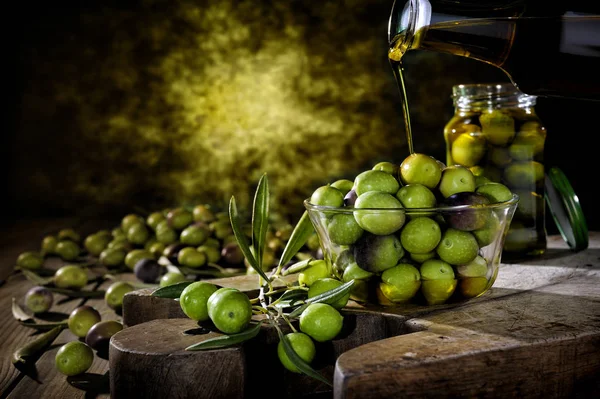 Aceitunas frescas recién cosechadas fotografiadas en una madera antigua —  Fotos de Stock