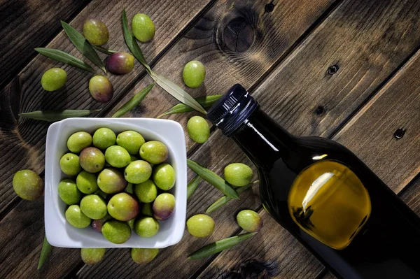 Olive fresche appena raccolte fotografate su un legno antico — Foto Stock