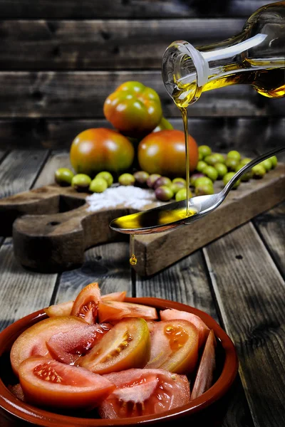 Salada de tomate com azeite extra virgem — Fotografia de Stock