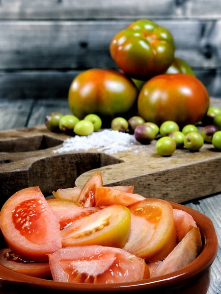 Salada de tomate com azeite extra virgem — Fotografia de Stock