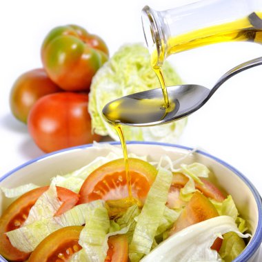 Domates ve sebze salatası zeytinyağı ile giyinmiş
