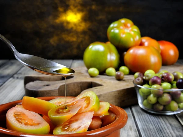Salada de tomate com azeite extra virgem — Fotografia de Stock