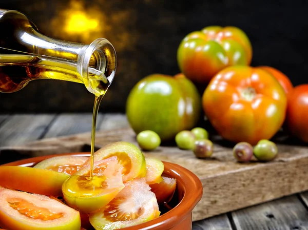 Salada de tomate com azeite extra virgem — Fotografia de Stock