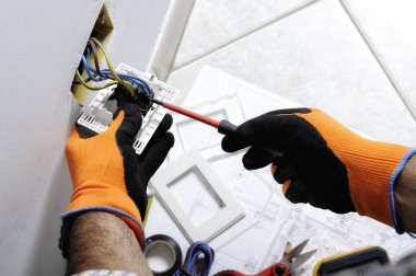 Bir konut elektrik sisteminde çalışan elektrikçi