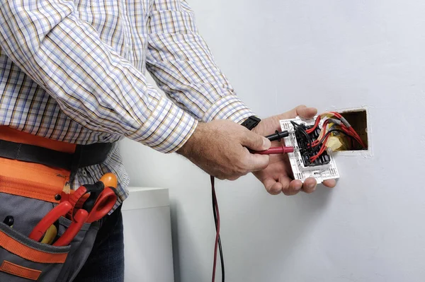 Elektriker, der in einem elektrischen Wohnhaus arbeitet — Stockfoto