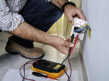 Bir konut elektrik sisteminde çalışan elektrikçi