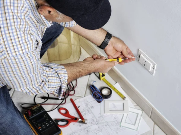 Elektricien werken in een residentiële elektrische systeem — Stockfoto