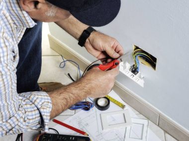 Bir konut elektrik sisteminde çalışan elektrikçi